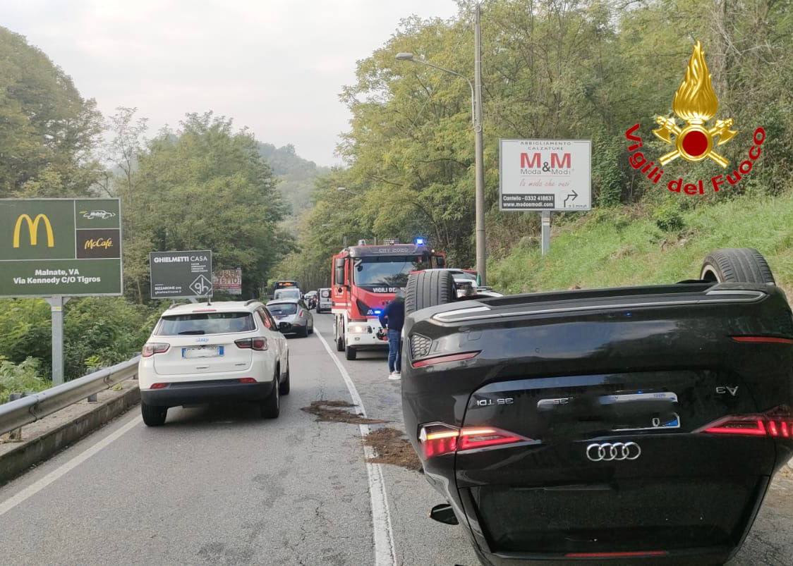 Incidente a Malnate: suv Audi ribaltato
