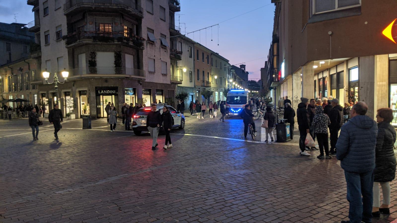 Saronno, ambulanze in piazza Libertà: cade delle scale del market e trascina l’amica