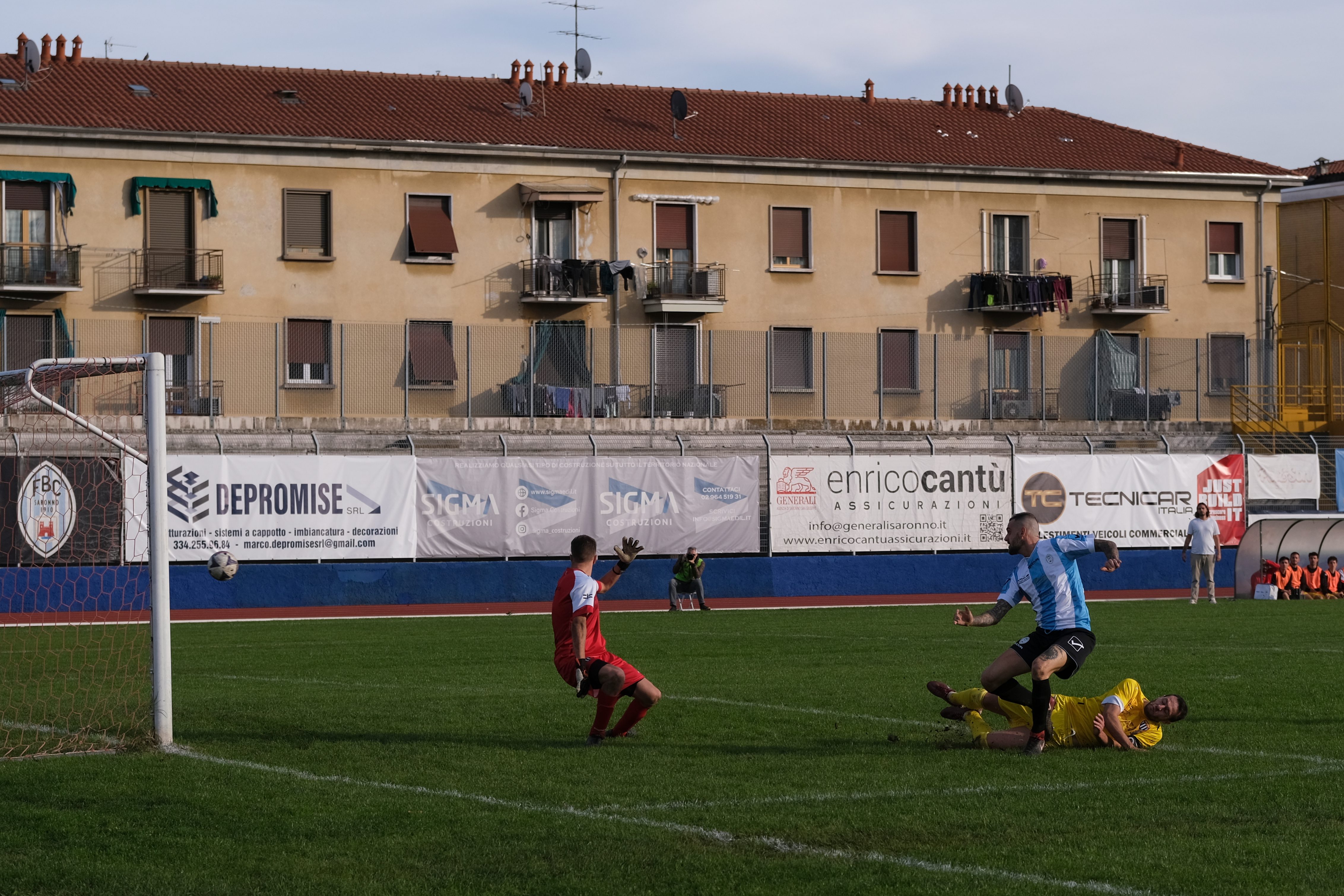 Calcio Fbc Saronno, le scarpe dei giocatori… spariscono tra l’erba