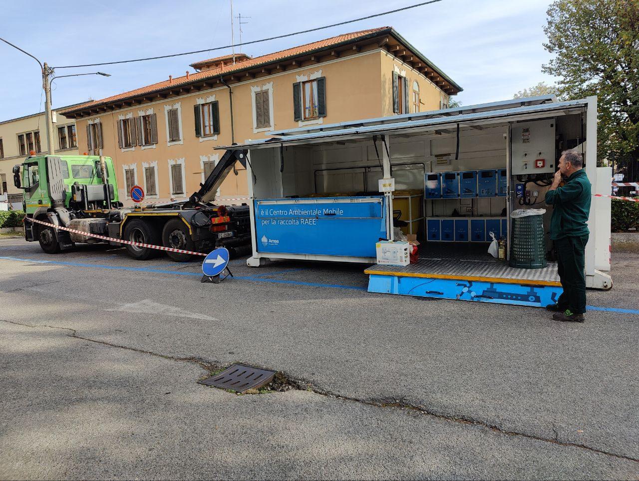 Saronno, centro ambientale mobile in Municipio: raccolte macchine da cucire, batterie e… olio alimentare