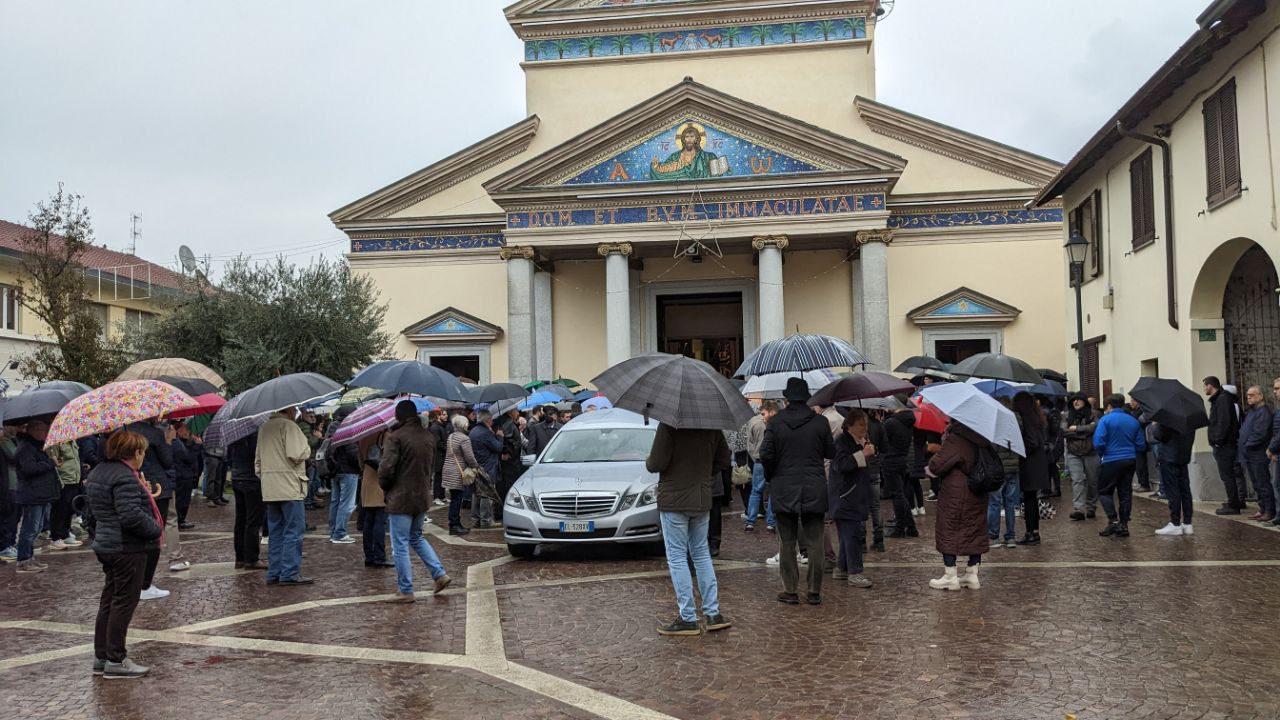 Origgio, chiesa gremita per l’ultimo saluto a Francesco Meazza “esempio di vita e generosità”
