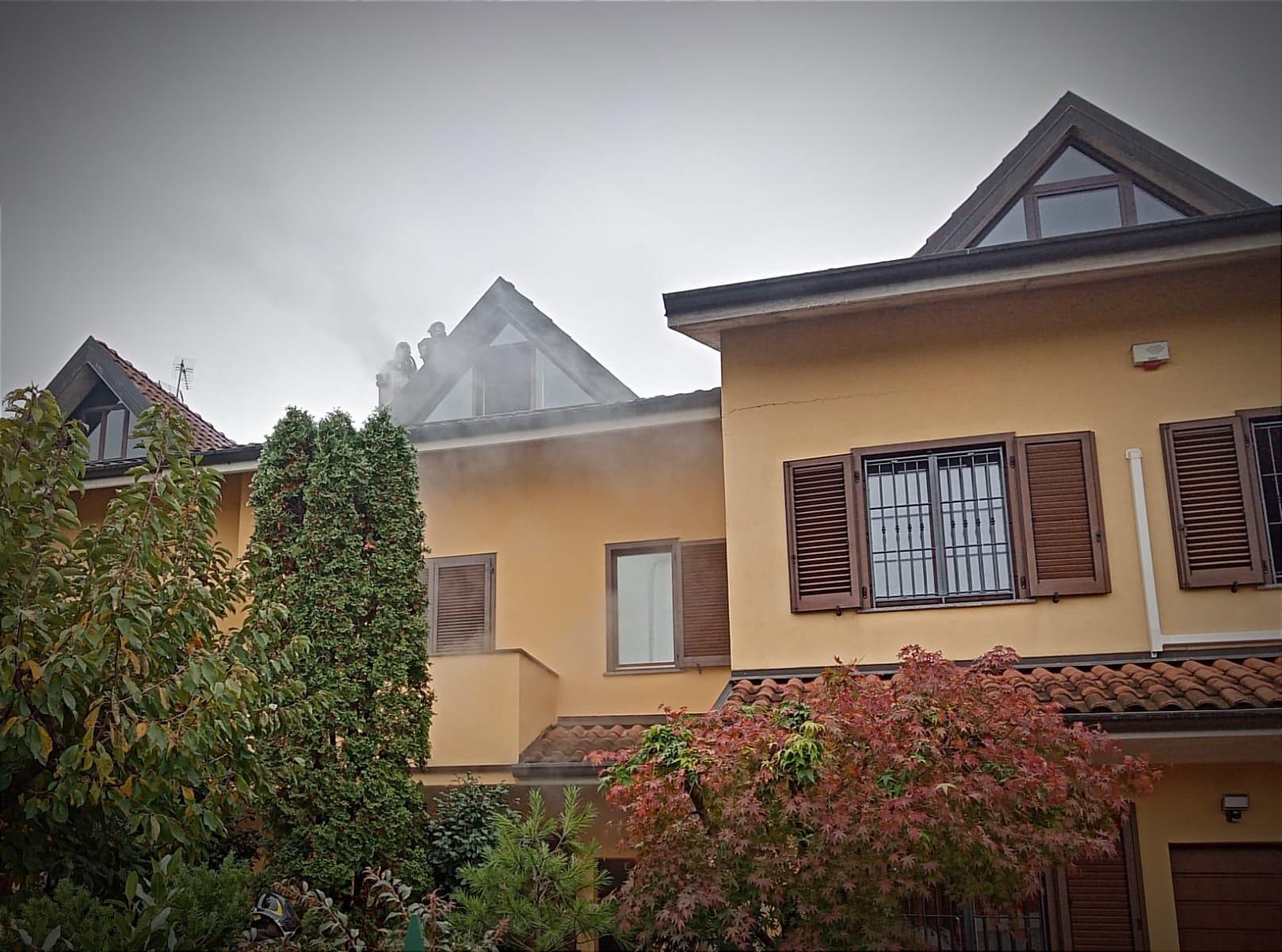 Comignolo in fiamme: i vicini danno l’allarme. I pompieri “salvano” il tetto