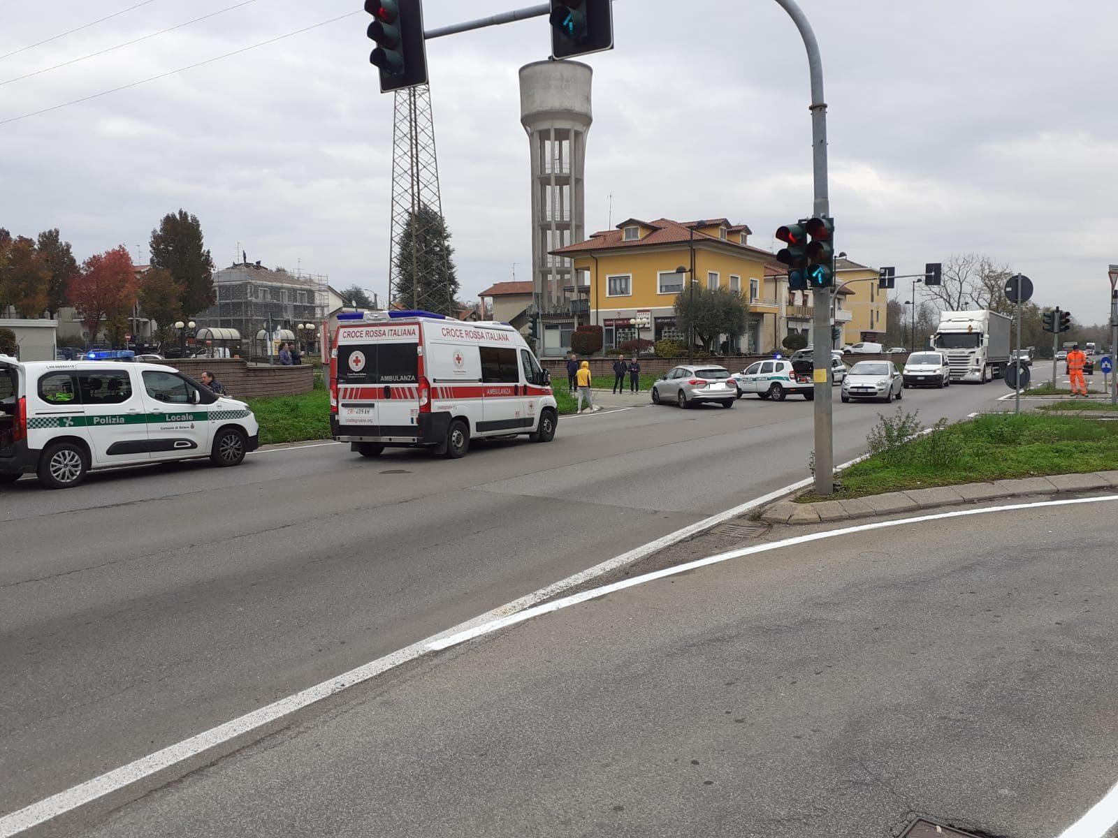 Solaro, incidente auto-scooter sulla Saronno-Monza: grave 42enne finito sotto un’altra auto