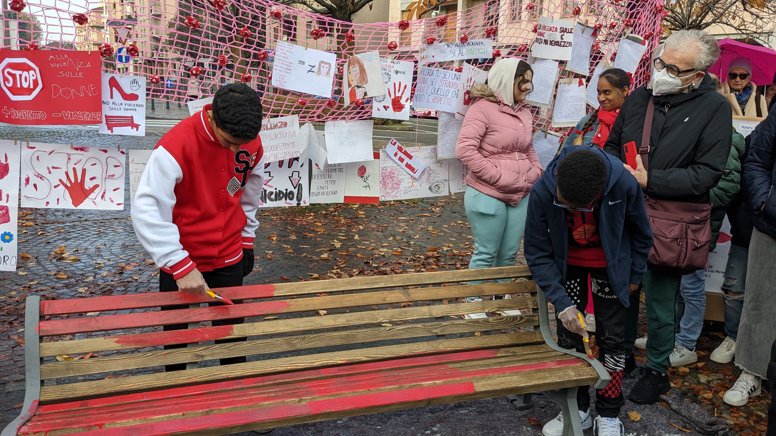 Panchina rossa, le prime pennellate dei ragazzi delle scuole in piazza con Rete Rosa