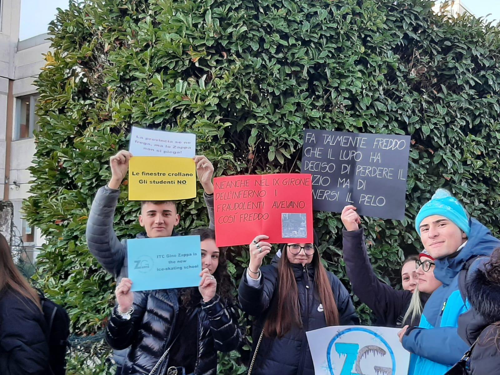 Saronno, Unione studenti Varese: “La Provincia risponde con le briciole alla protesta allo Zappa”