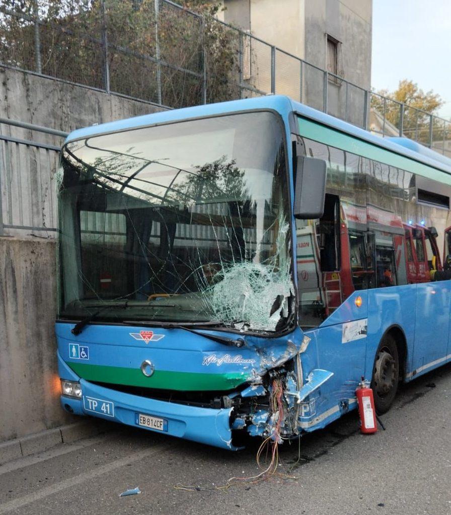 Ceriano, incidente tra auto e bus nel sottopasso della Saronno-Seregno