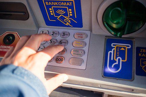 Saronno, truffa al bancomat: presi 500 euro ad un 82enne