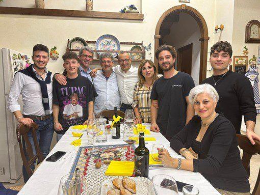 Pane e politica, il sindaco Ricci a cena da una famiglia di Legnano