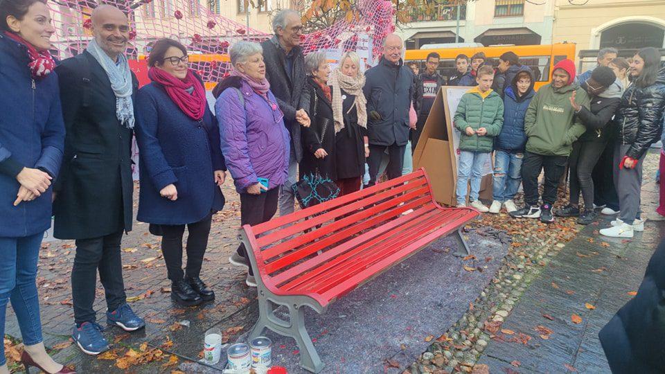 panchina rossa di piazza san francesco saronno con sindaco augusto airoldi25112022