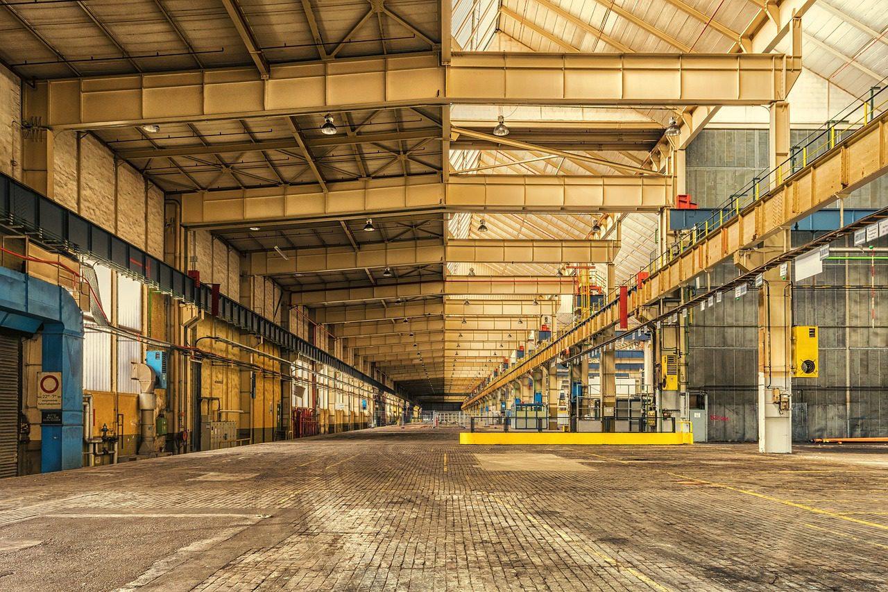 Quali sono i vantaggi dei capannoni industriali realizzati in metallo?