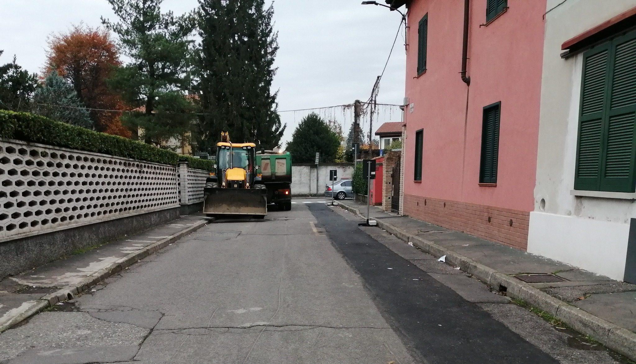 Saronno, cantiere in via Balestrini: si rifà l’asfalto
