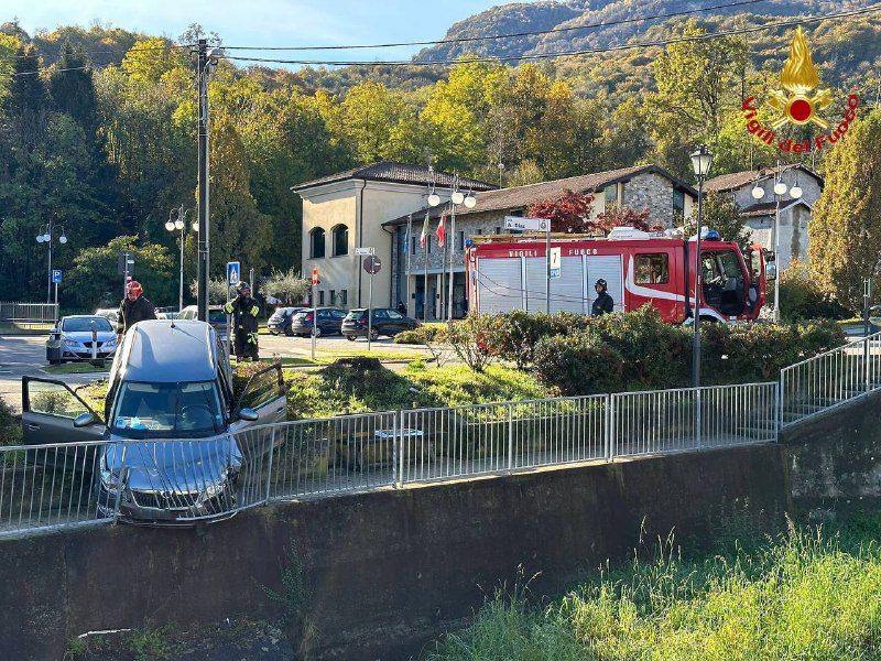 Varese, auto in bilico sul torrente: arrivano i vigili del fuoco