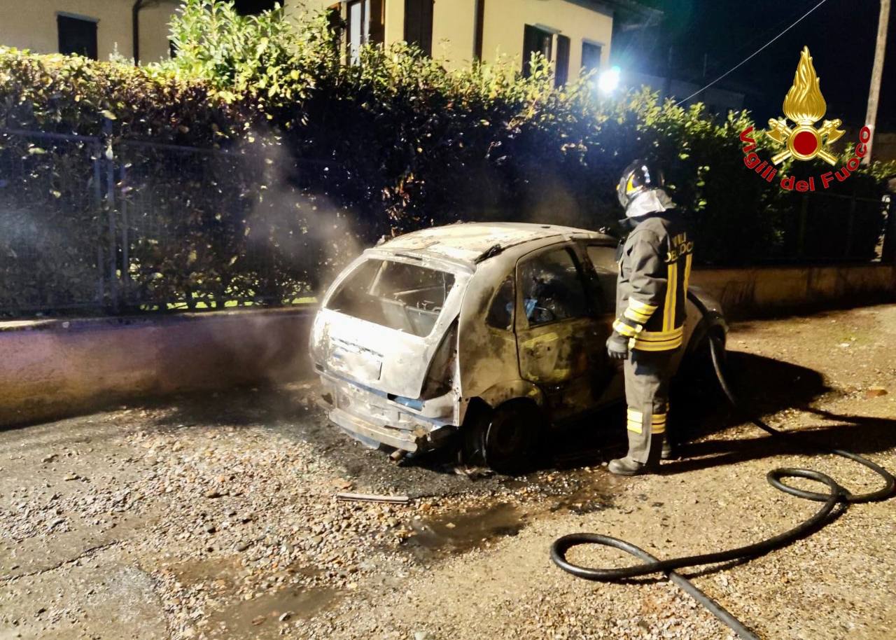 Auto incenerita dalle fiamme a Malnate