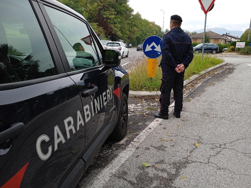 Non rispetta l’alt e danneggia l’auto dei carabinieri
