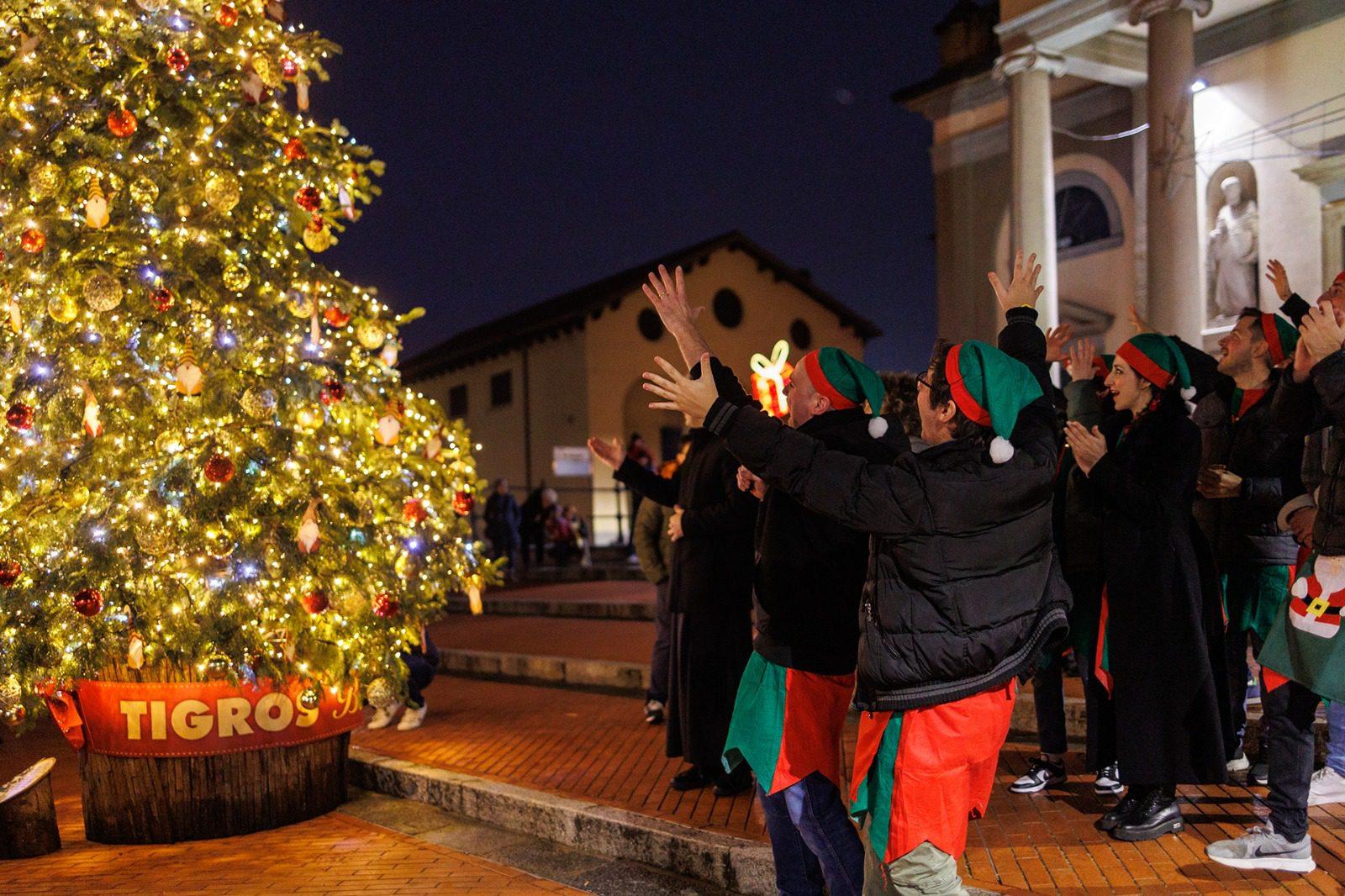 Gerenzano, Elfi e bambini danno il via ai festeggiamenti natalizi accendendo albero e luminarie