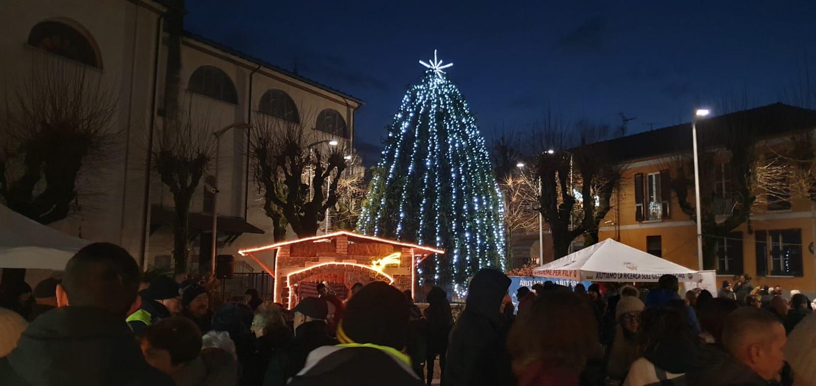 Misinto, piazza gremita per l’accensione del maxi albero di Natale