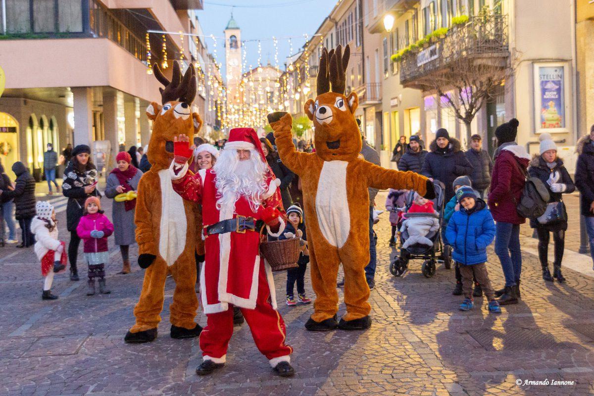 Saronno, maxi renne con Babbo Natale e un elfo in centro città… centinaia le foto e i selfie