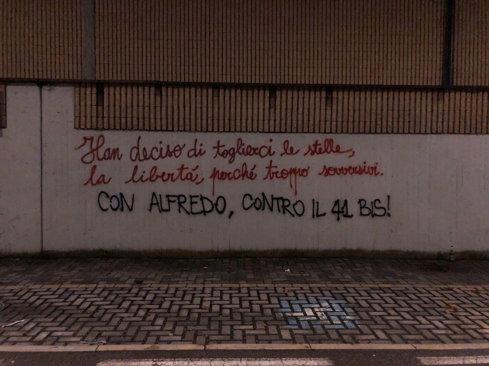 Saronno, nuovo blitz anarchico a sostegno di Alfredo, sui muri “ripuliti” del cimitero di via Milano