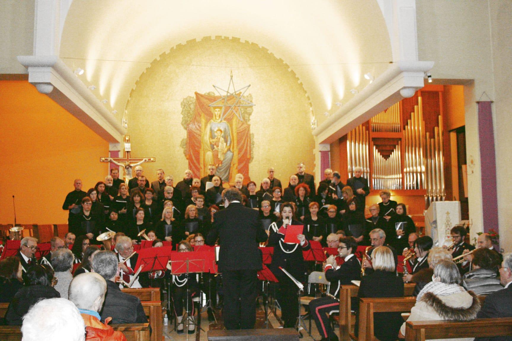 Grande partecipazione al concerto di Natale della Banda con il Coro della comunità pastorale (video)