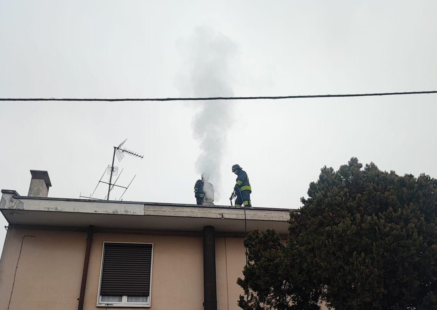 Incendio canna fumaria, provvidenziale intervento dei pompieri di Saronno