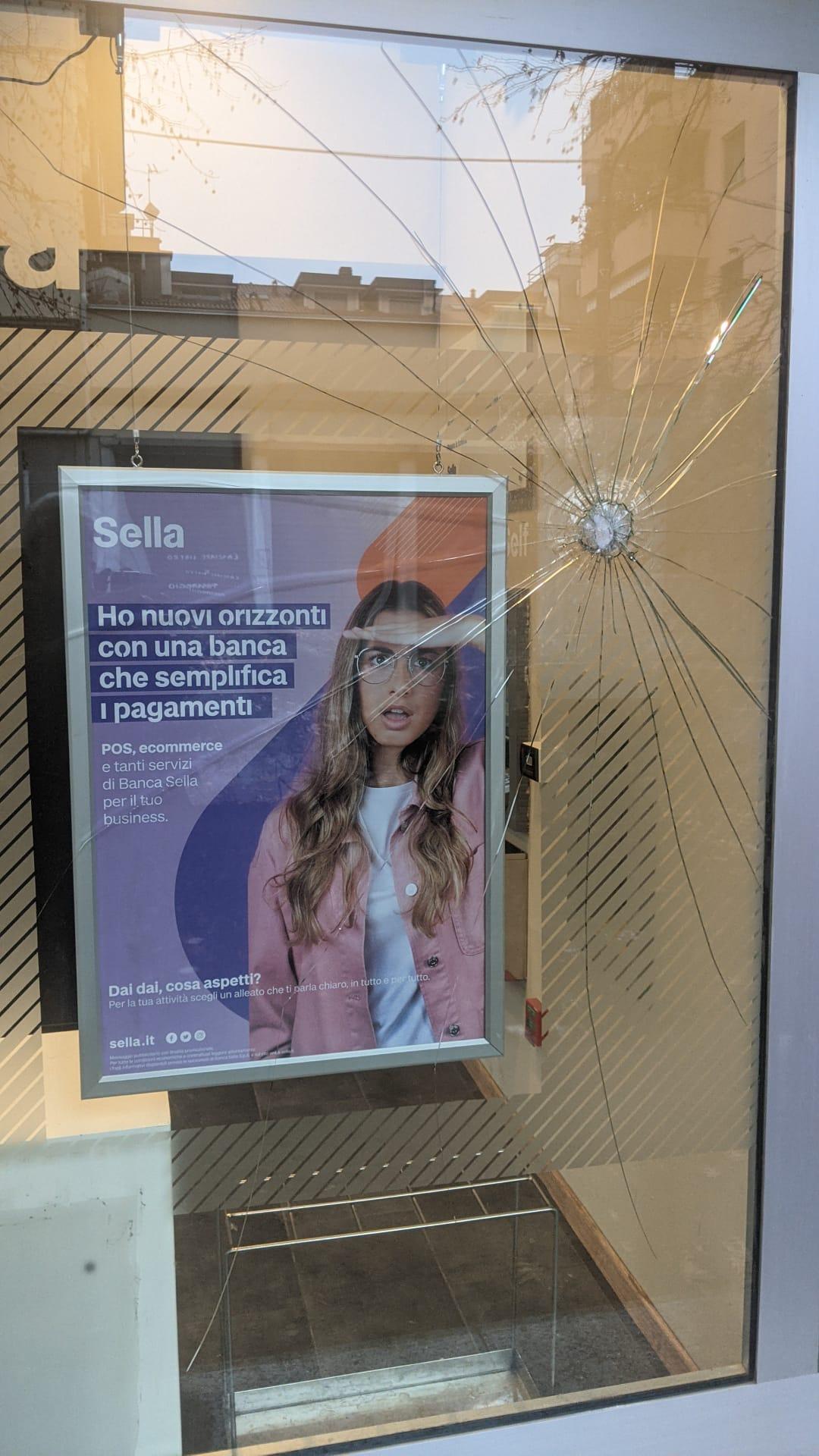 Ondata di vandalismi a Saronno, sassi anche contro Banca Sella
