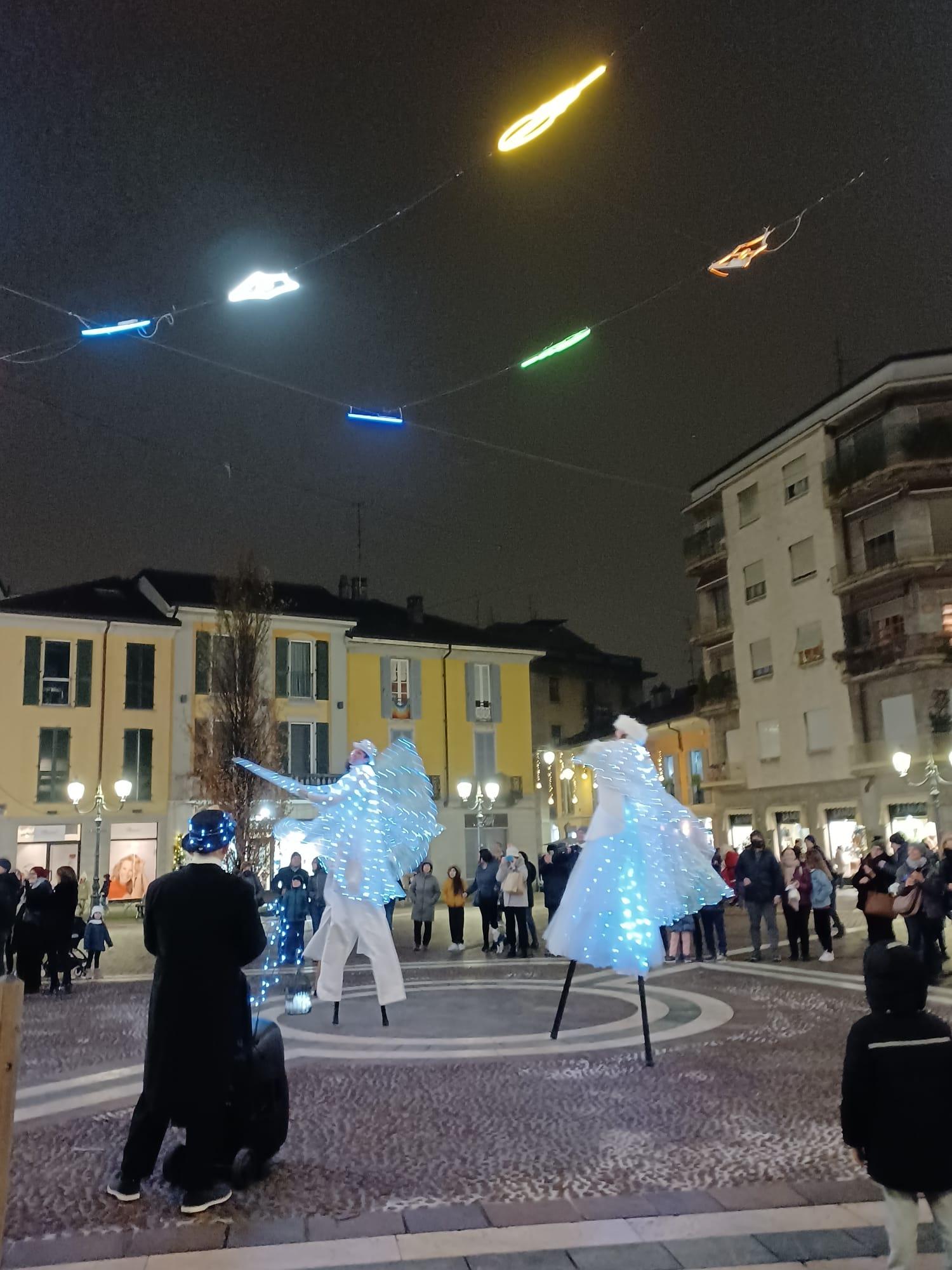 Ieri a Saronno: show di Natale in piazza. Auto contromano in via Emanuella. Presidio per l’ospedale. Cane antidroga in azione
