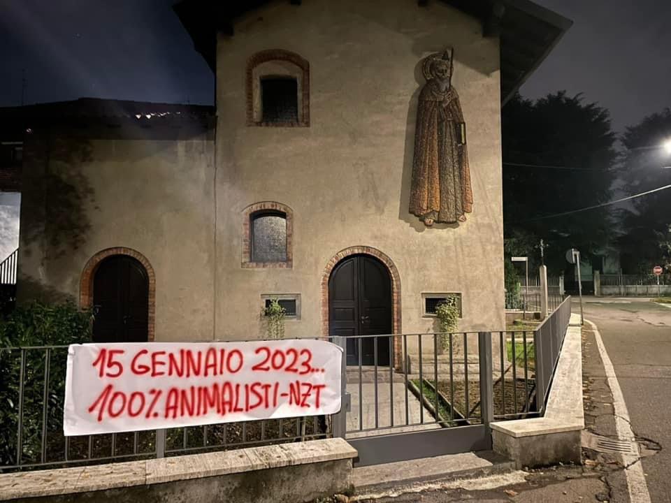 Saronno, striscione di 100% animalisti alla chiesetta di Sant’Antonio