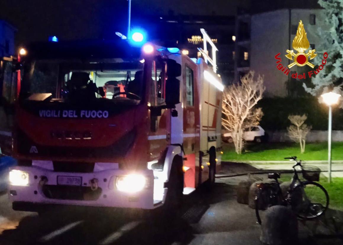 Incendio condominio a Gallarate: 28 famiglie evacuate. Morta una anziana, sette intossicati