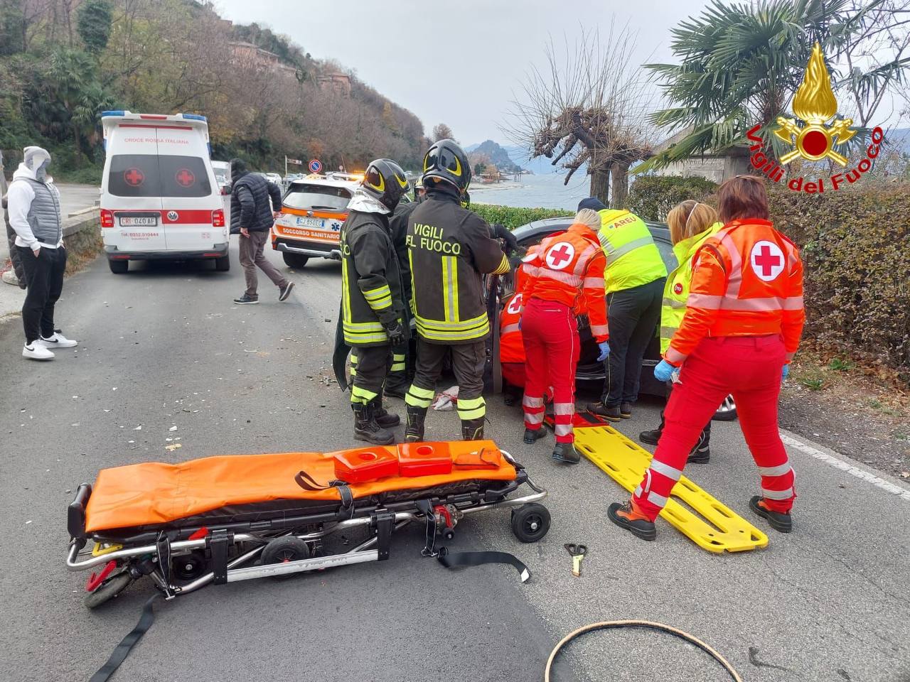 Varese, perde il controllo dell’auto e si schianta su cabina in cemento
