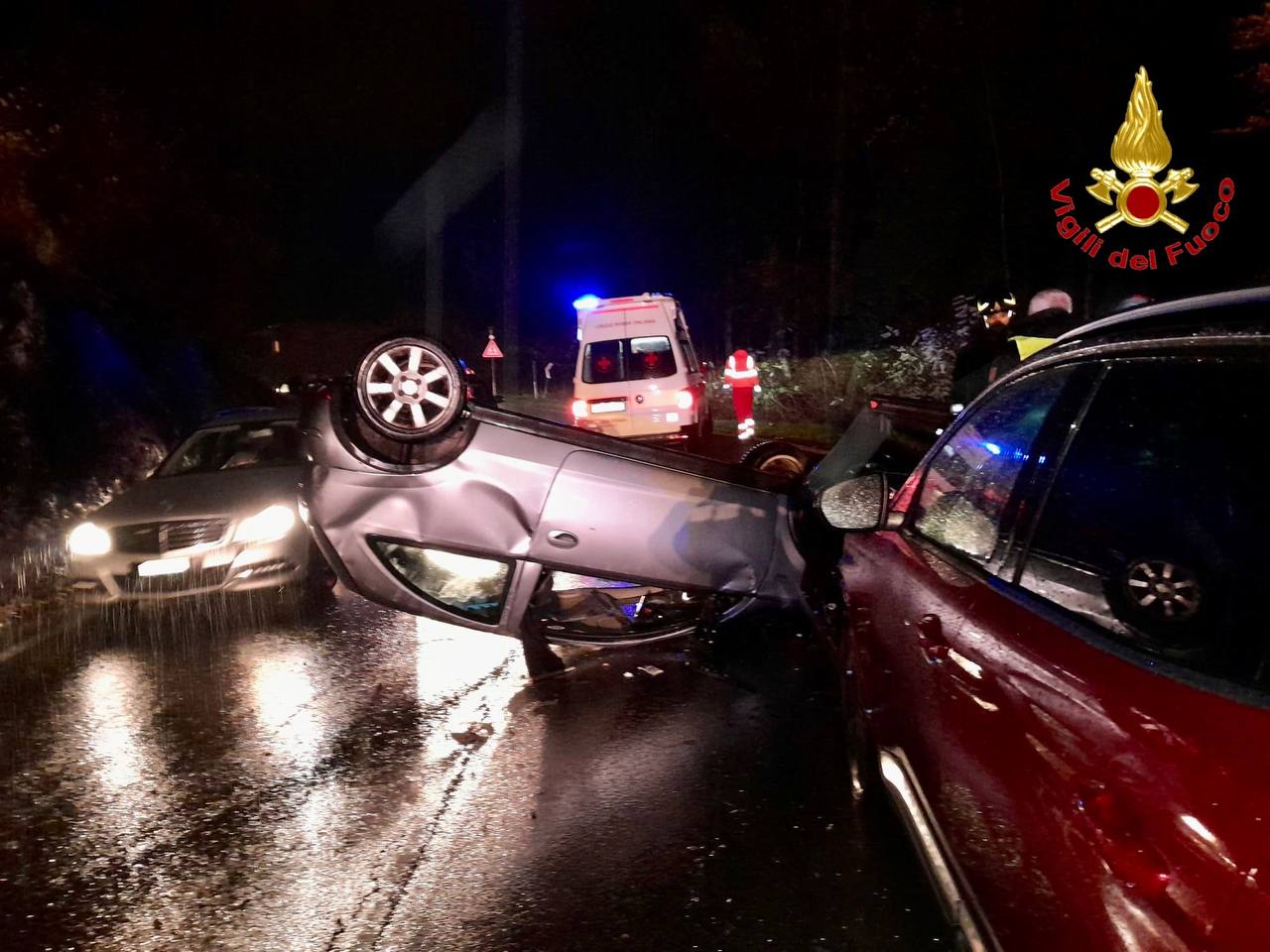 Incidente sotto la pioggia nel Varesotto, auto ribaltata