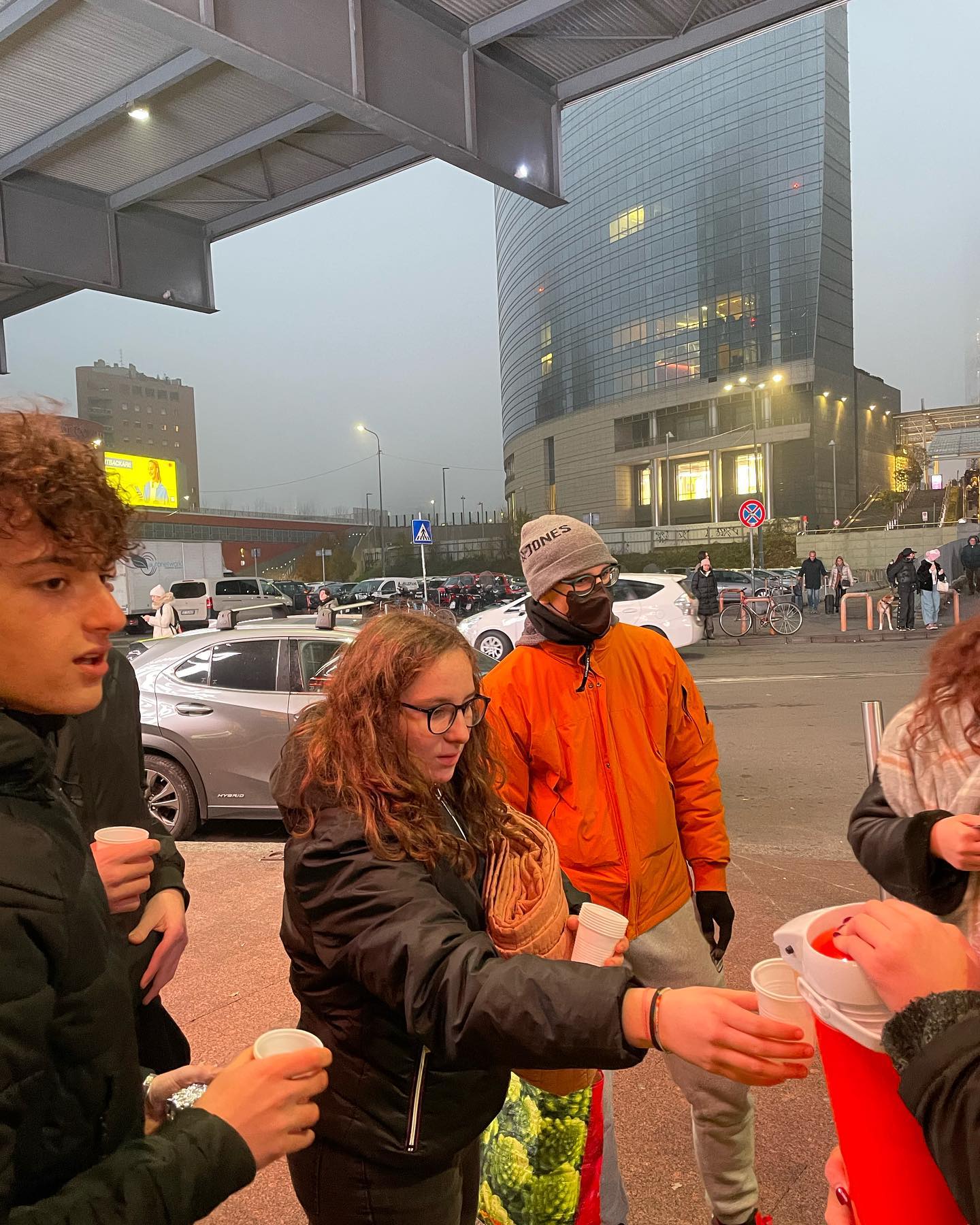 Da Cislago a Milano: i giovani dell’oratorio portano solidarietà ai bisognosi