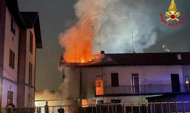 Gornate Olona, incendio tetto abitazione. Intervento pompieri di Tradate e Varese