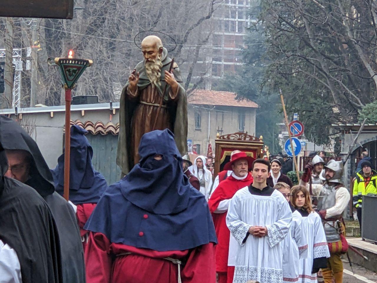 Sant’Antonio: folla lungo tutto il percorso per il corteo con 800 figurati (video e foto)