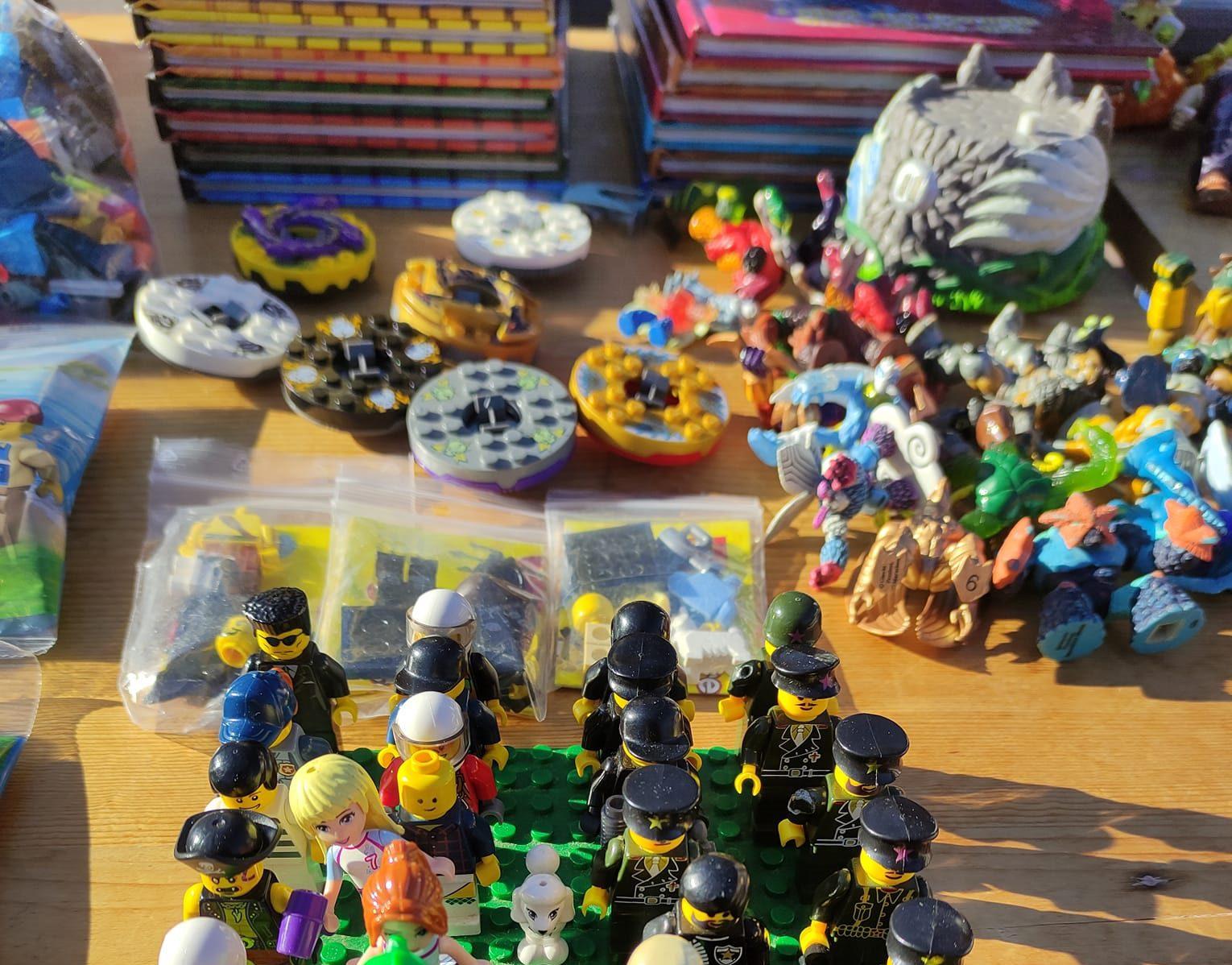 Saronno, dai modellini ai Lego, dalle carte telefoniche ai cappelli: riecco il mercatino Proloco