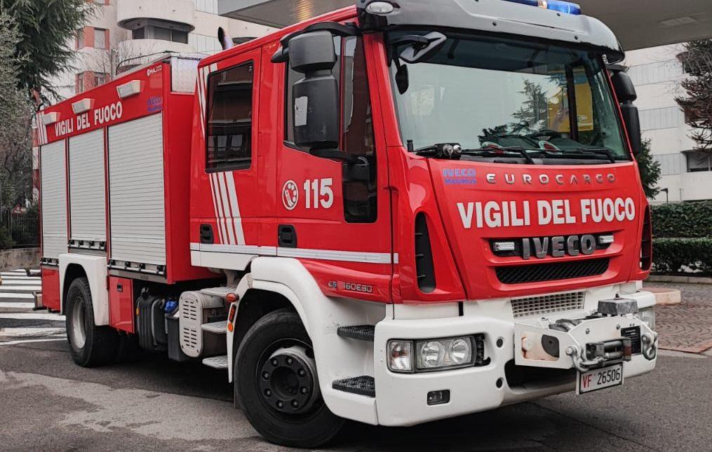 Saronno, caccia alla fuga di gas in via Roma: vigili del fuoco in azione