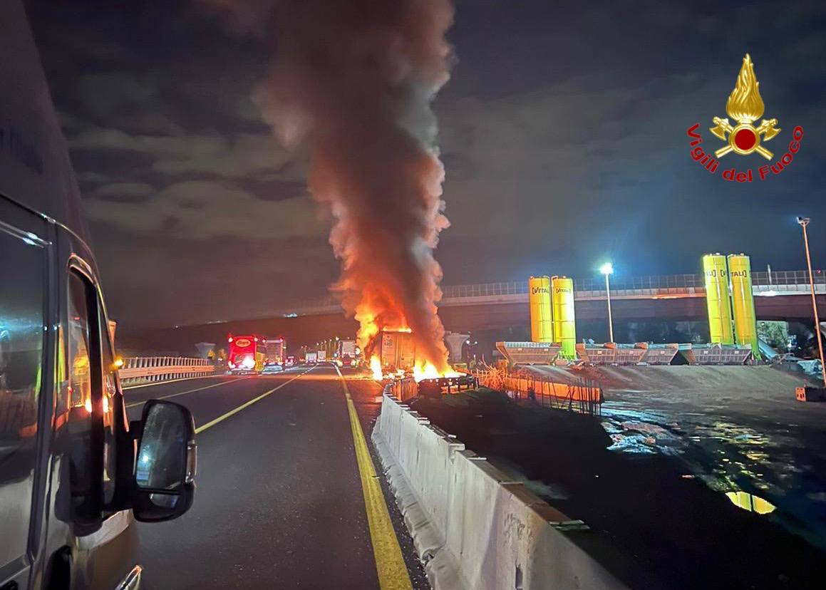 Ieri a Saronno: camion in fiamme in autostrada. Morto dopo incidente in A9. Cliente Esselunga alleggerita del portafoglio