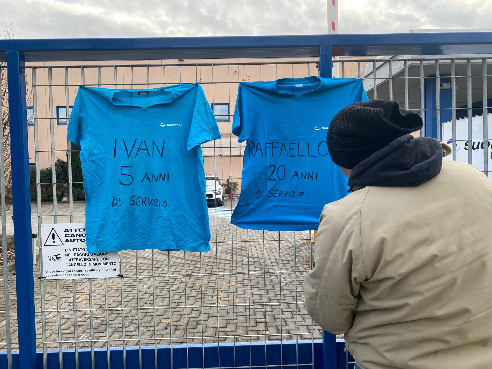 Mozzate, magliette con gli anni di lavoro appese al cancello: continua il presidio dei lavoratori Suominen