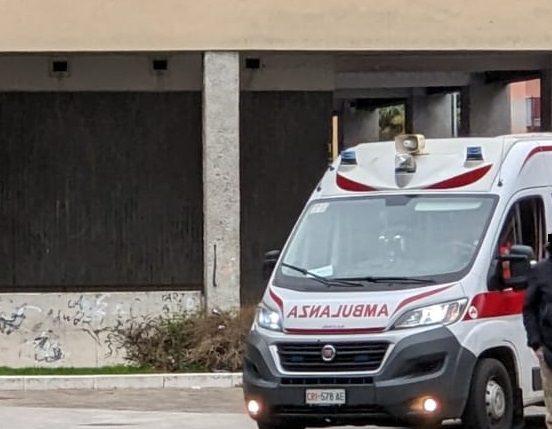 Saronno, cade mentre pota una pianta: automedica soccorre 42enne in piazza De Gasperi