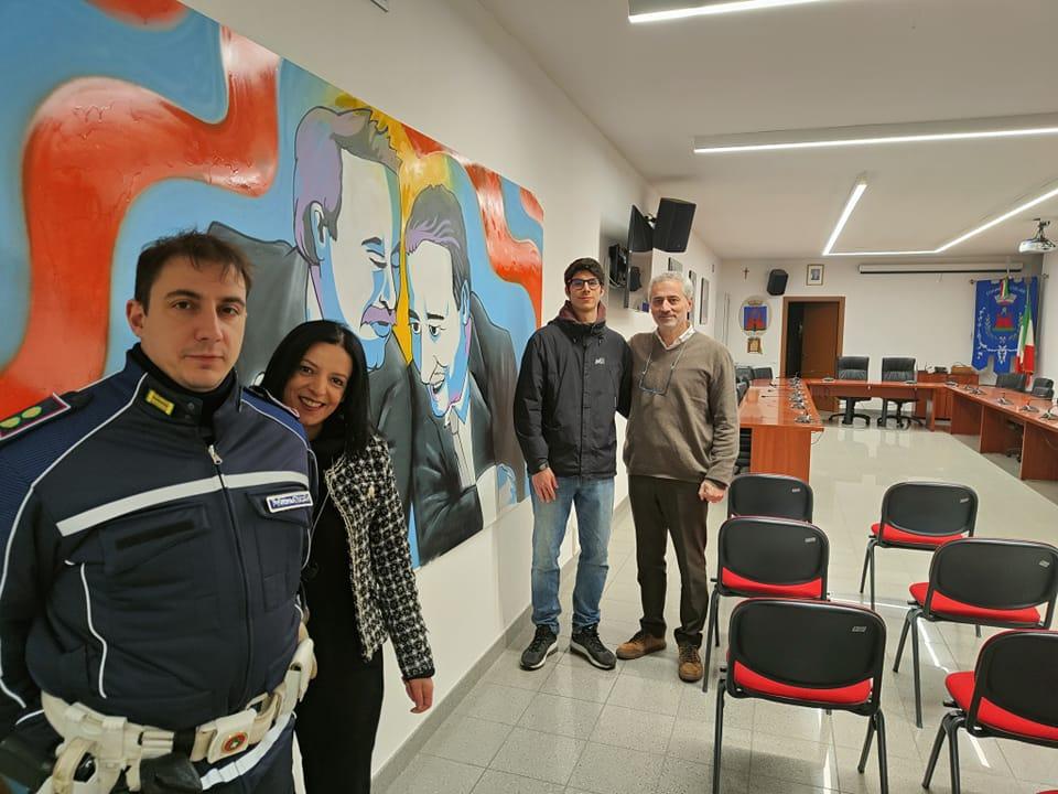 Cislago, ultima pennellata per il murales su Falcone e Borsellino dell’aula consigliare