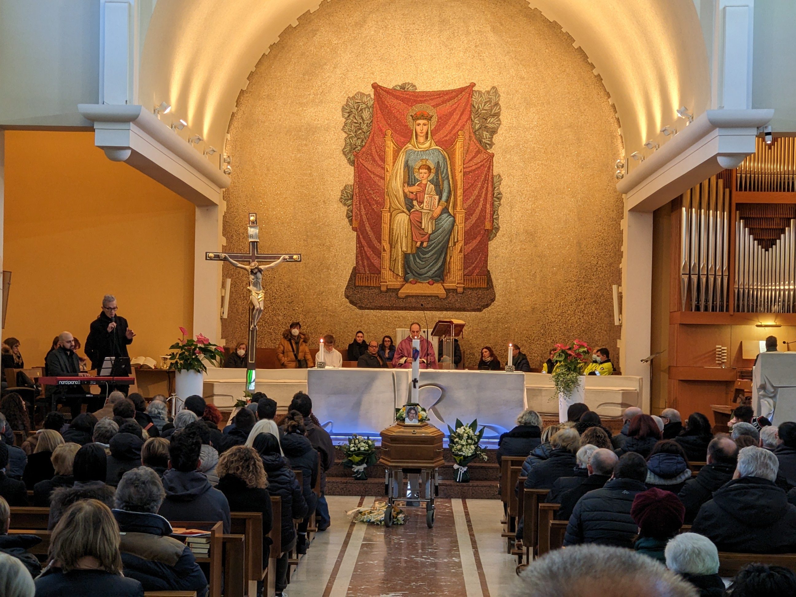 Funerale Paola Greselin: chiesa strapiena. Il commosso ricordo