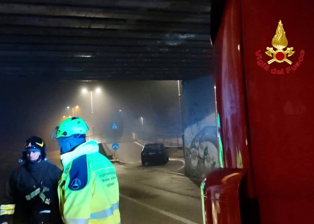 Camion contro ponte della Sp1: intervento dei pompieri
