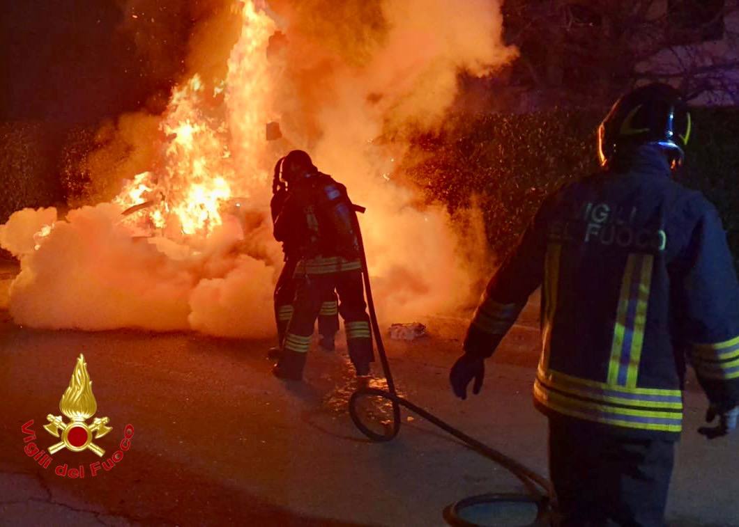 Incendio auto nel Varesotto: maxi rogo