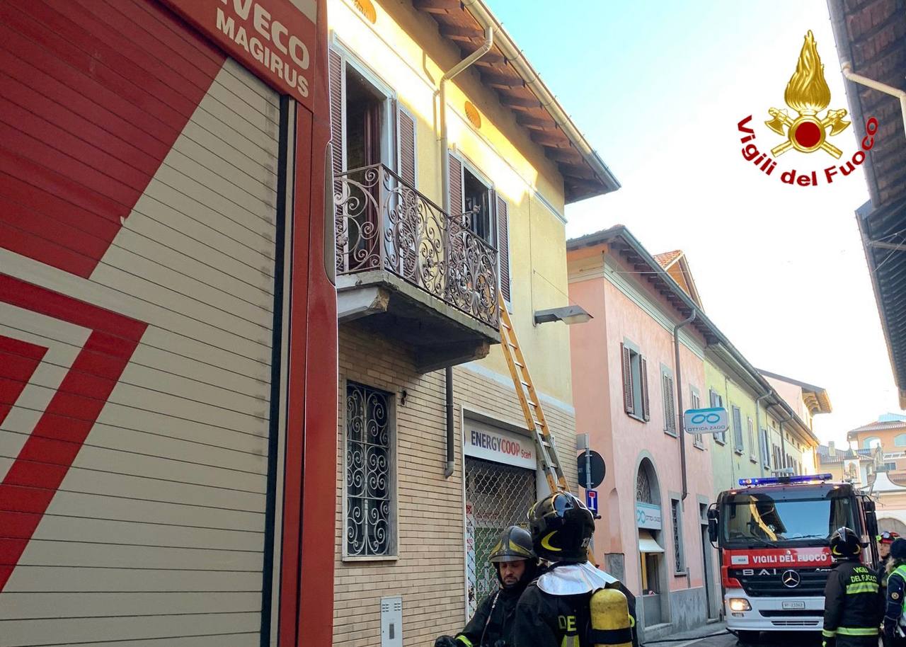Incendio abitazione a Vedano Olona, intervengono i pompieri di Tradate