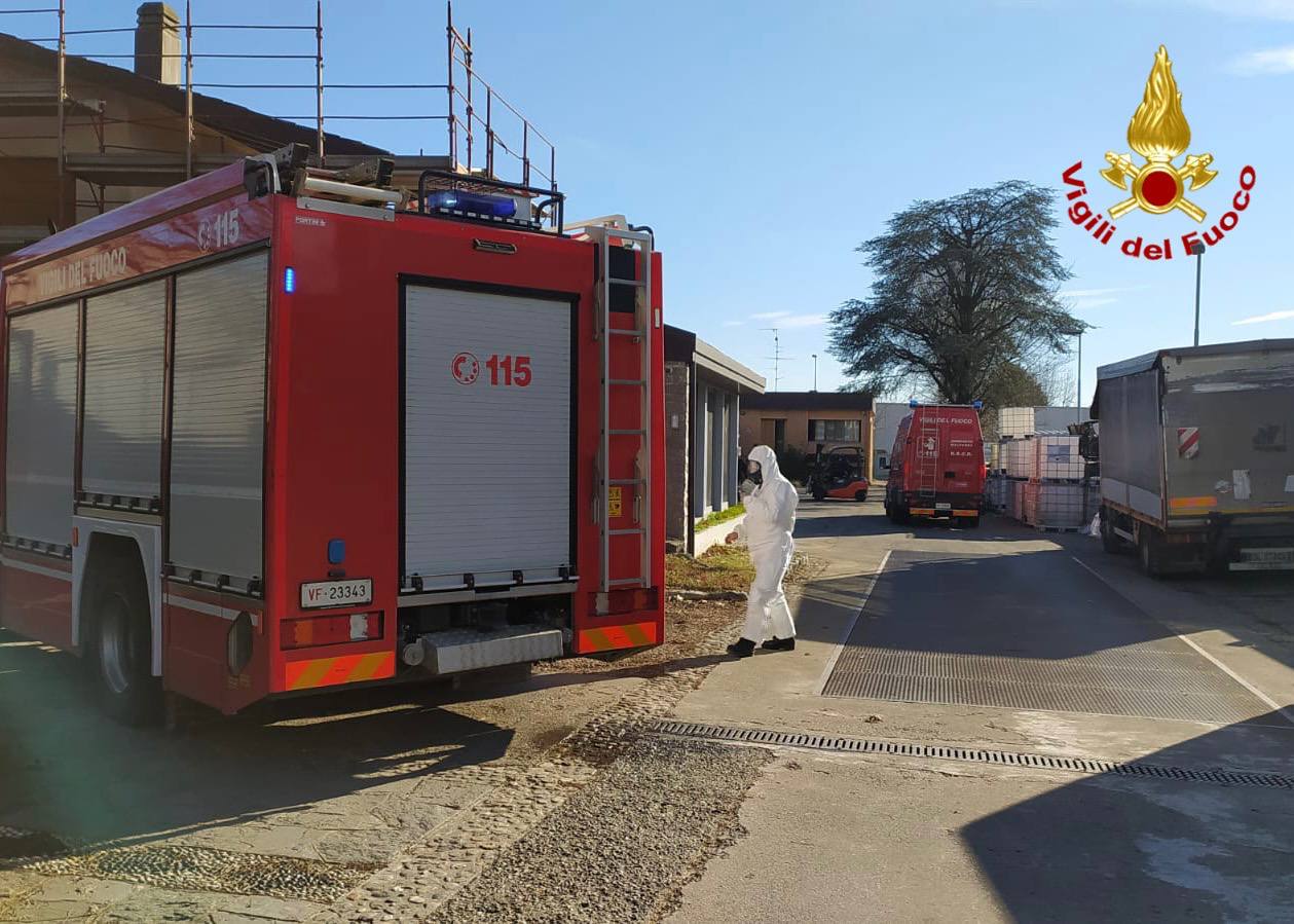 Varese: malore operaio in ditta rifiuti, interviene il Nucleo biologico dei vigili del fuoco