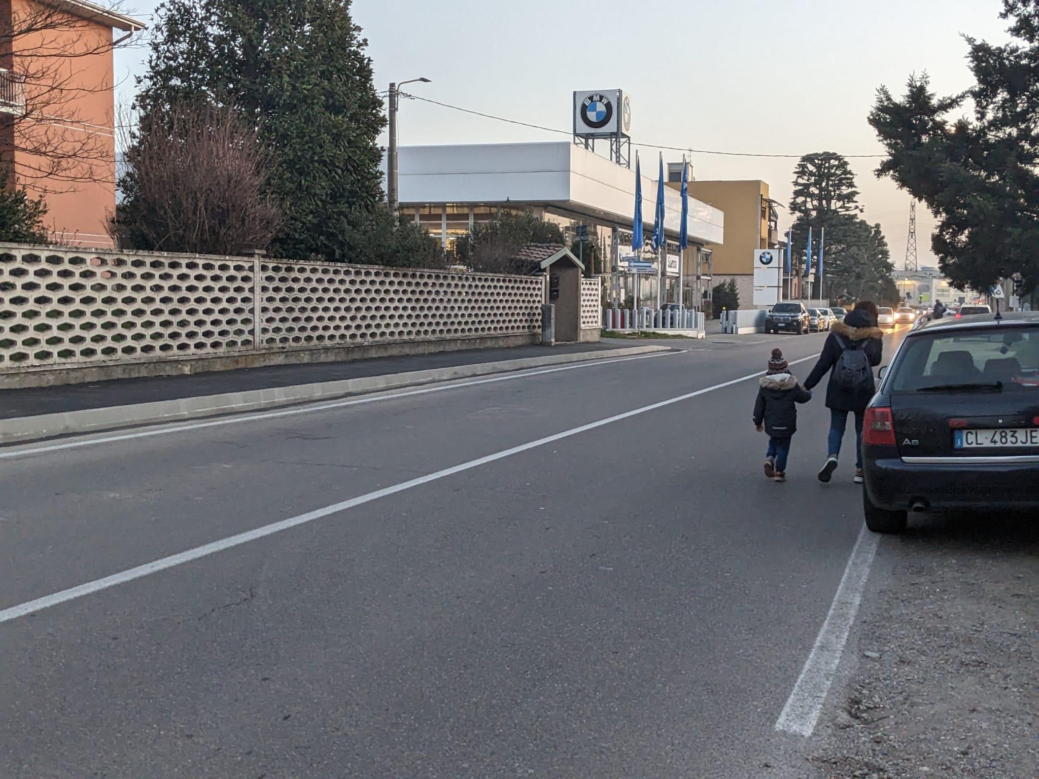 “Serve un marciapiede rialzato davanti al centro sportivo Matteotti”: la protesta della mamme e degli sportivi