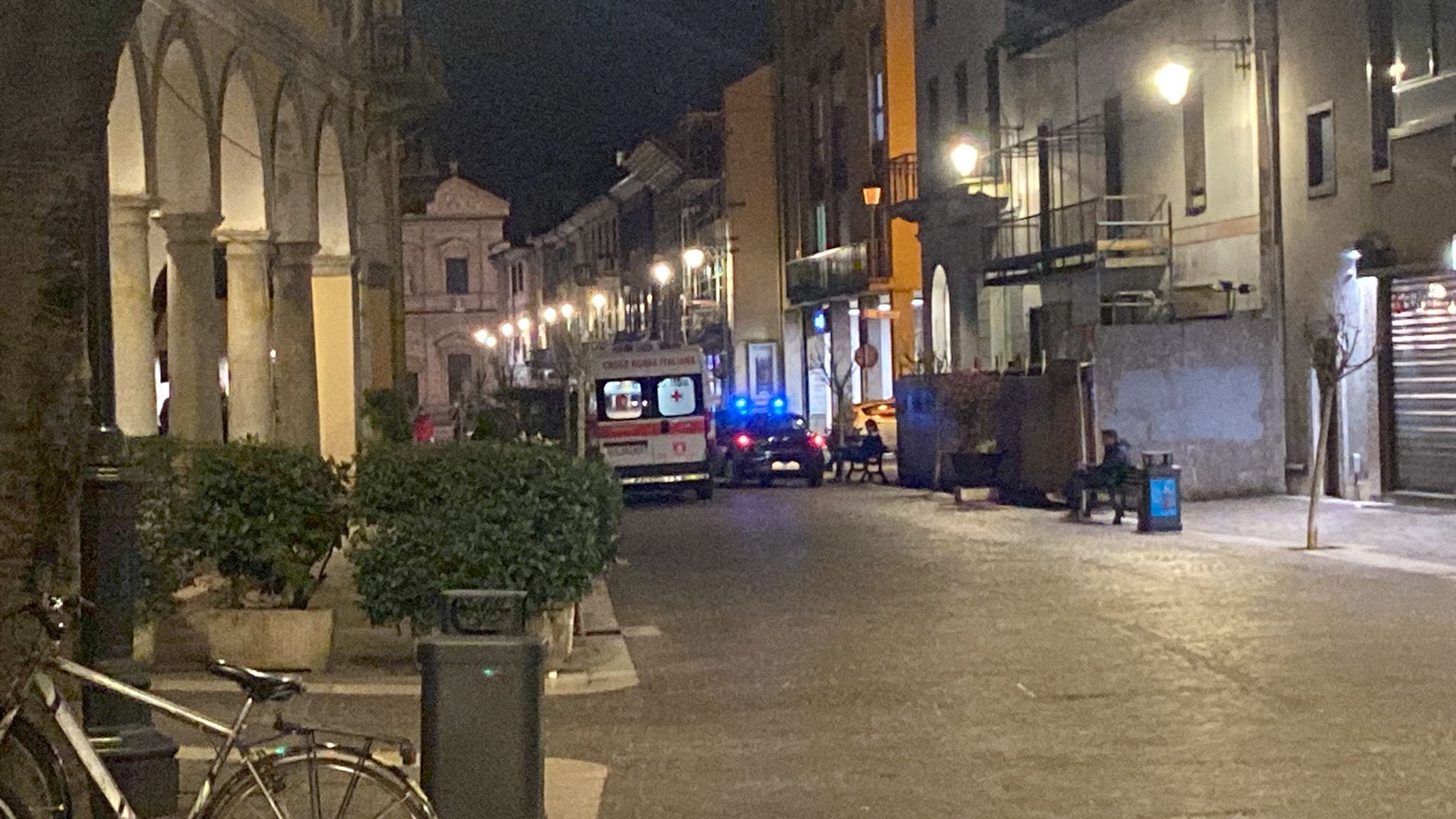 Accoltellato in stazione a Saronno, scappa in corso Italia: soccorso da carabinieri e Cri