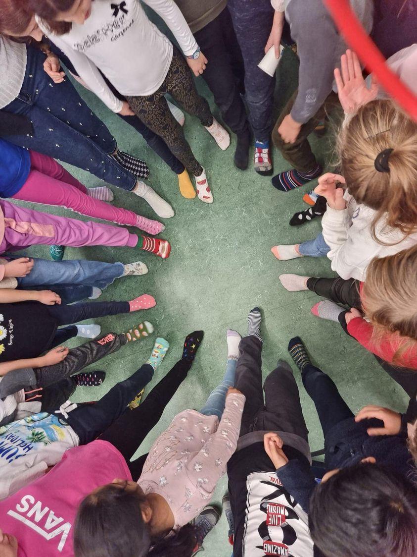 Giornata dei calzini spaiati: inclusione sui banchi delle scuole saronnesi