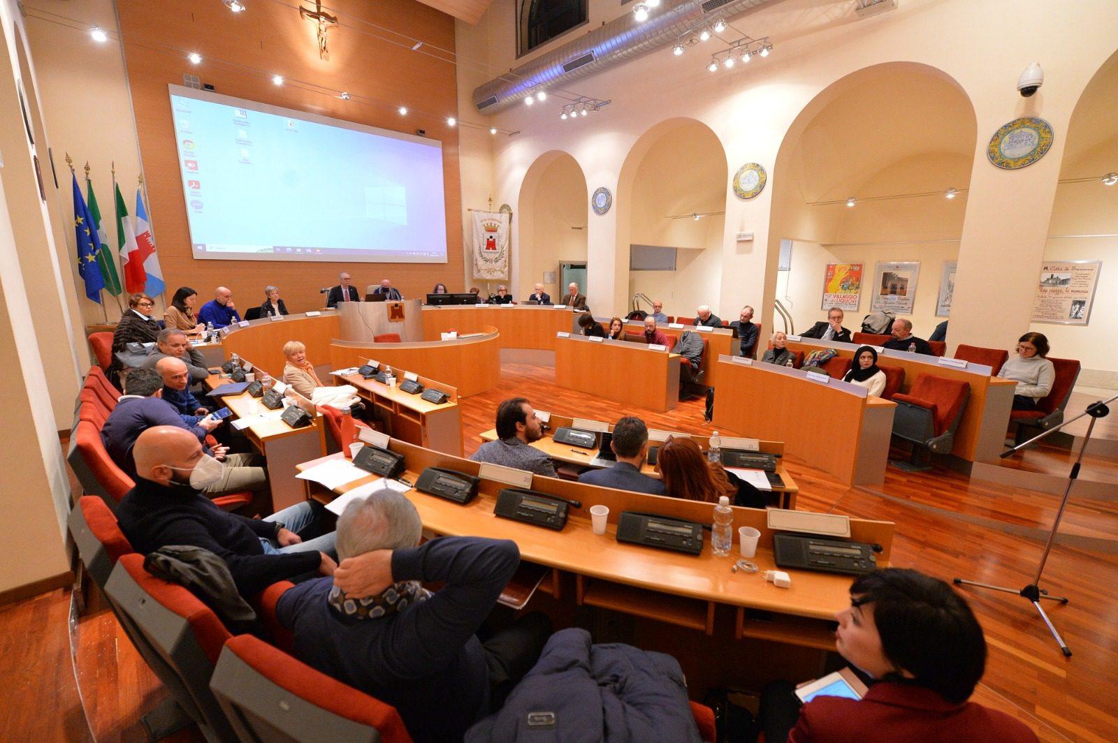 “Dalla maggioranza spaccata al silenzio dell’assessore al Commercio”: Obiettivo Saronno analizza l’ultimo consiglio comunale