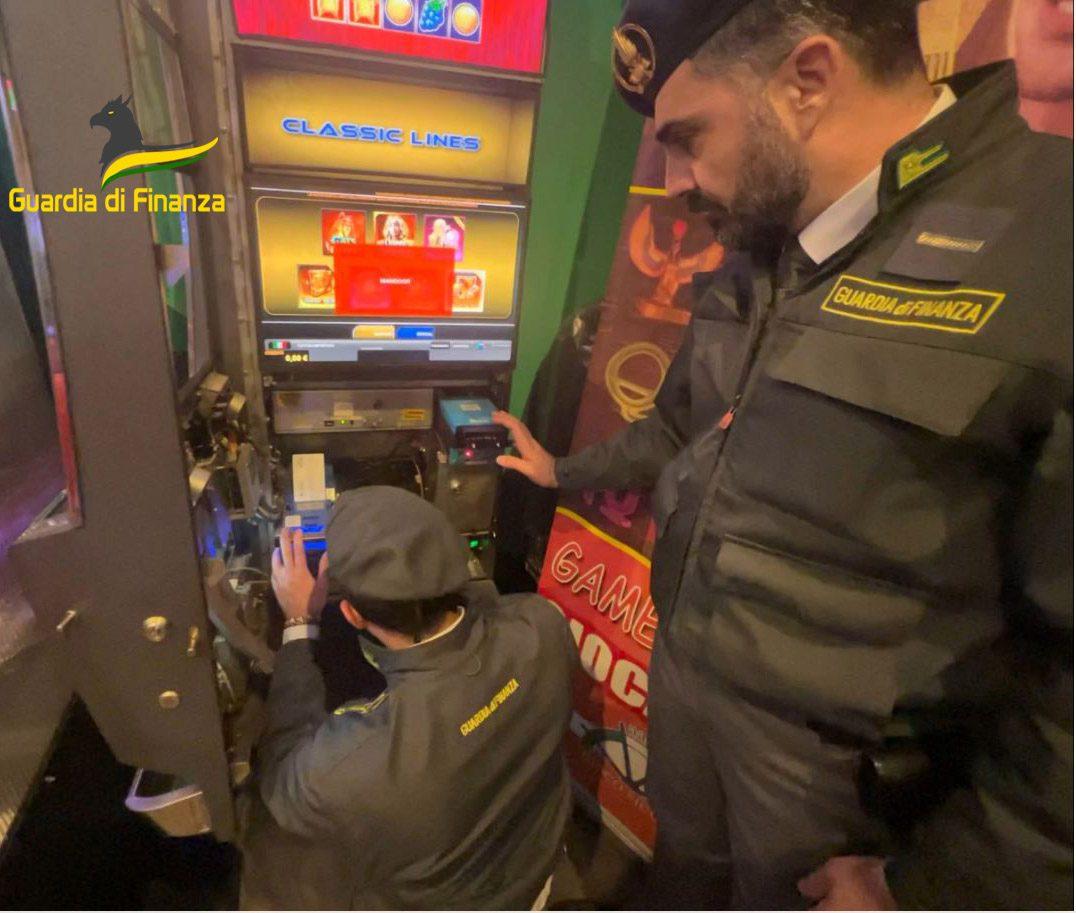 Si appropriava delle giocate delle slot machine: sequestrati 700 mila euro ad un 54enne