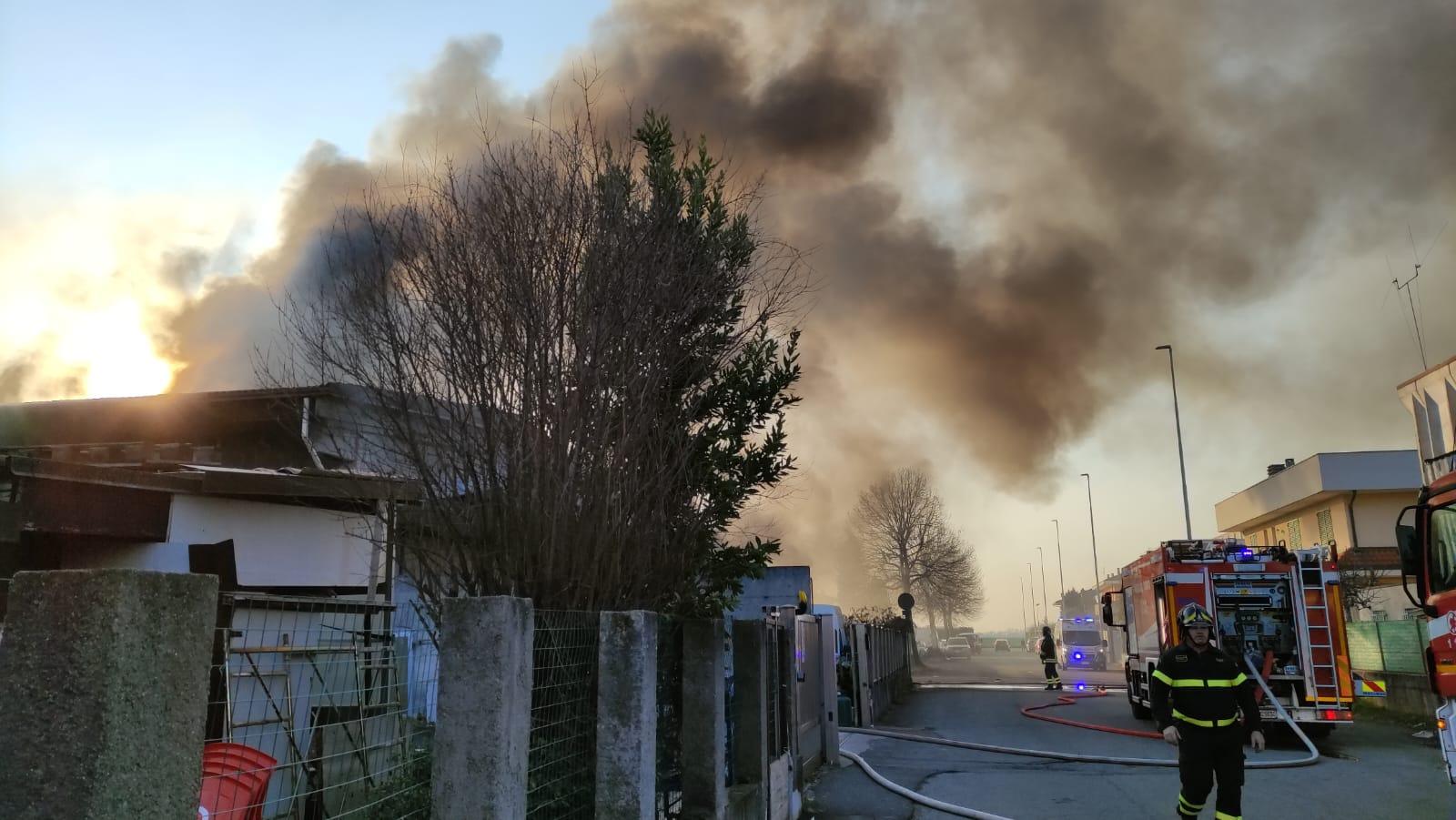 Maxi colonna di fumo e incendio a Lazzate: mobilitati i vigili del fuoco (foto e video)